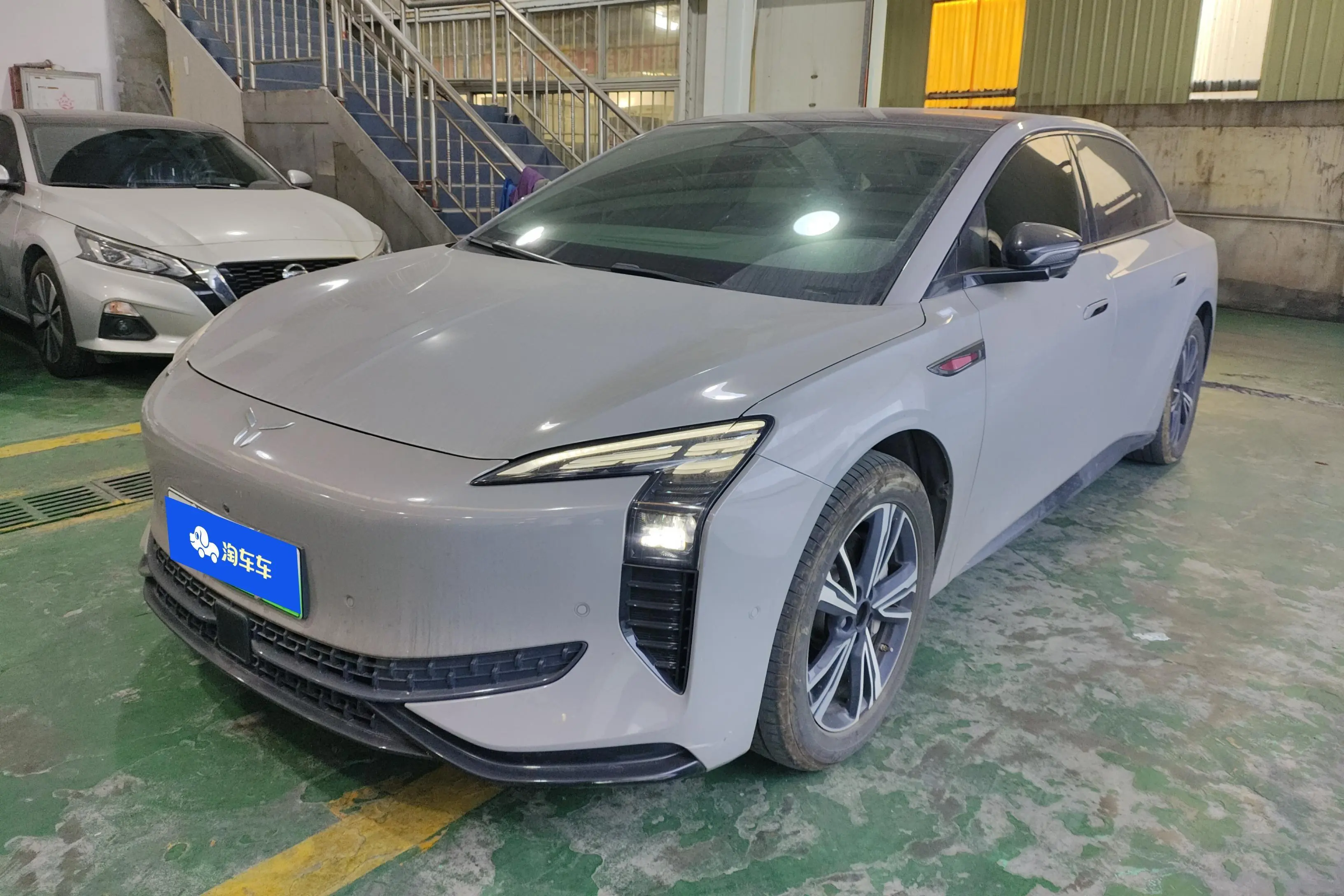 Hongqi EH7  из Китая