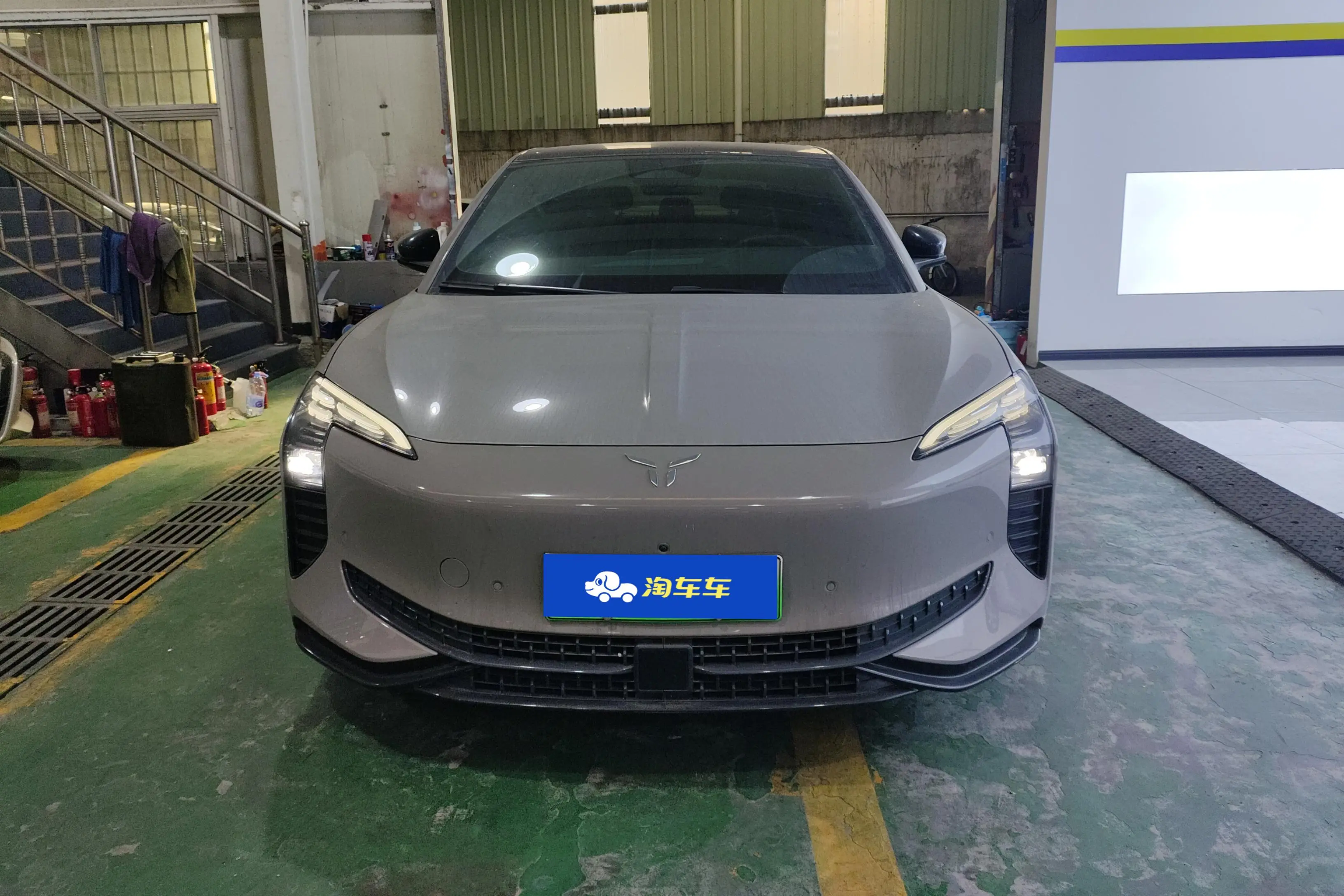 Hongqi EH7  из Китая