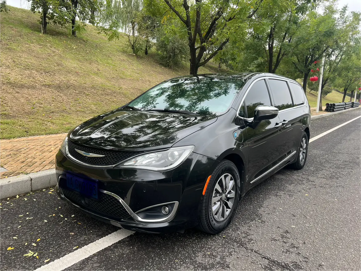 Chrysler Grand Voyager PHEV  из Китая