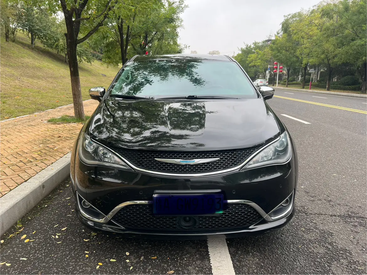 Chrysler Grand Voyager PHEV  из Китая