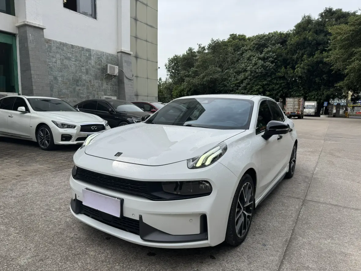 Lynk & Co 03