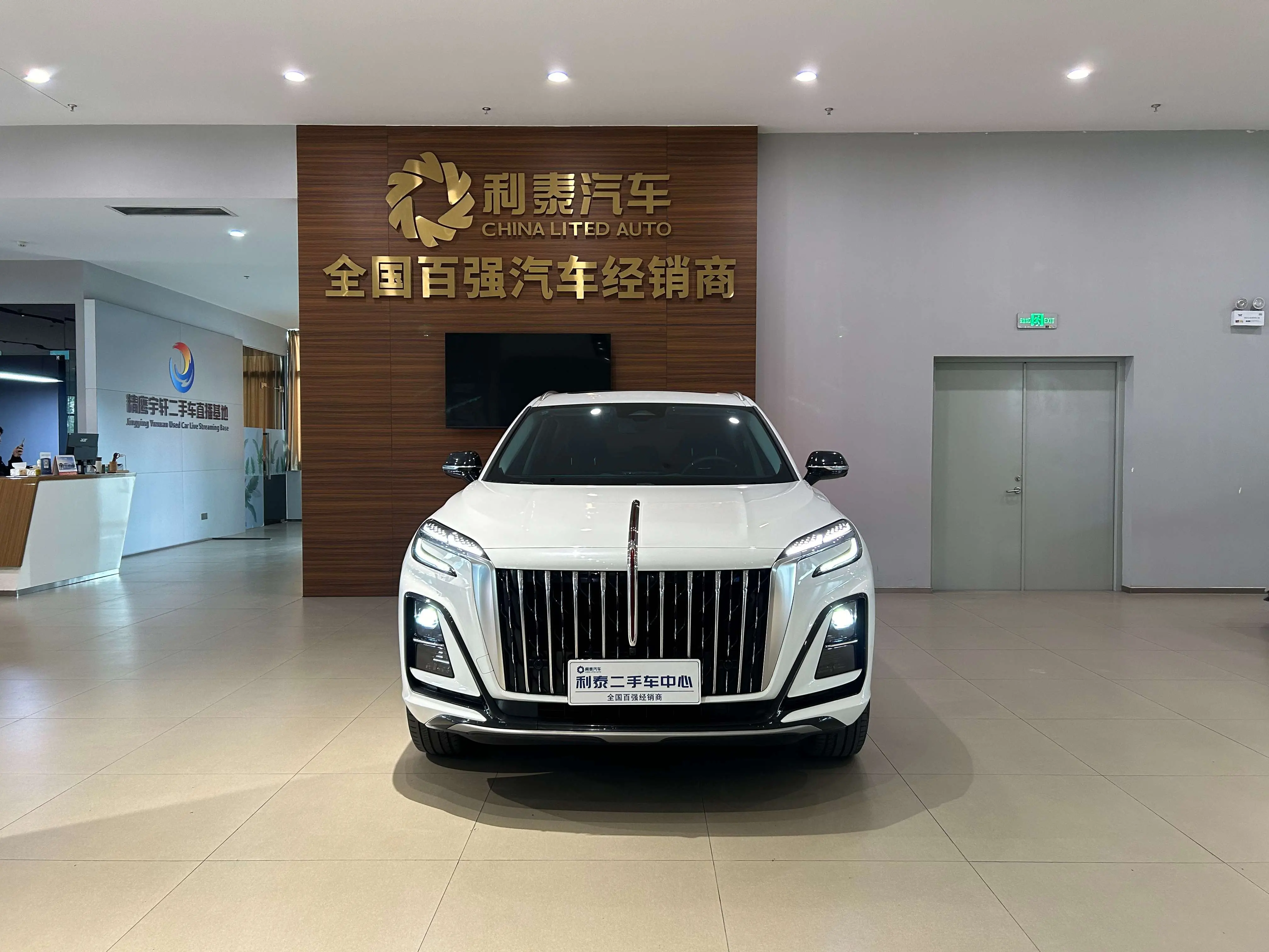 Hongqi HS3  из Китая