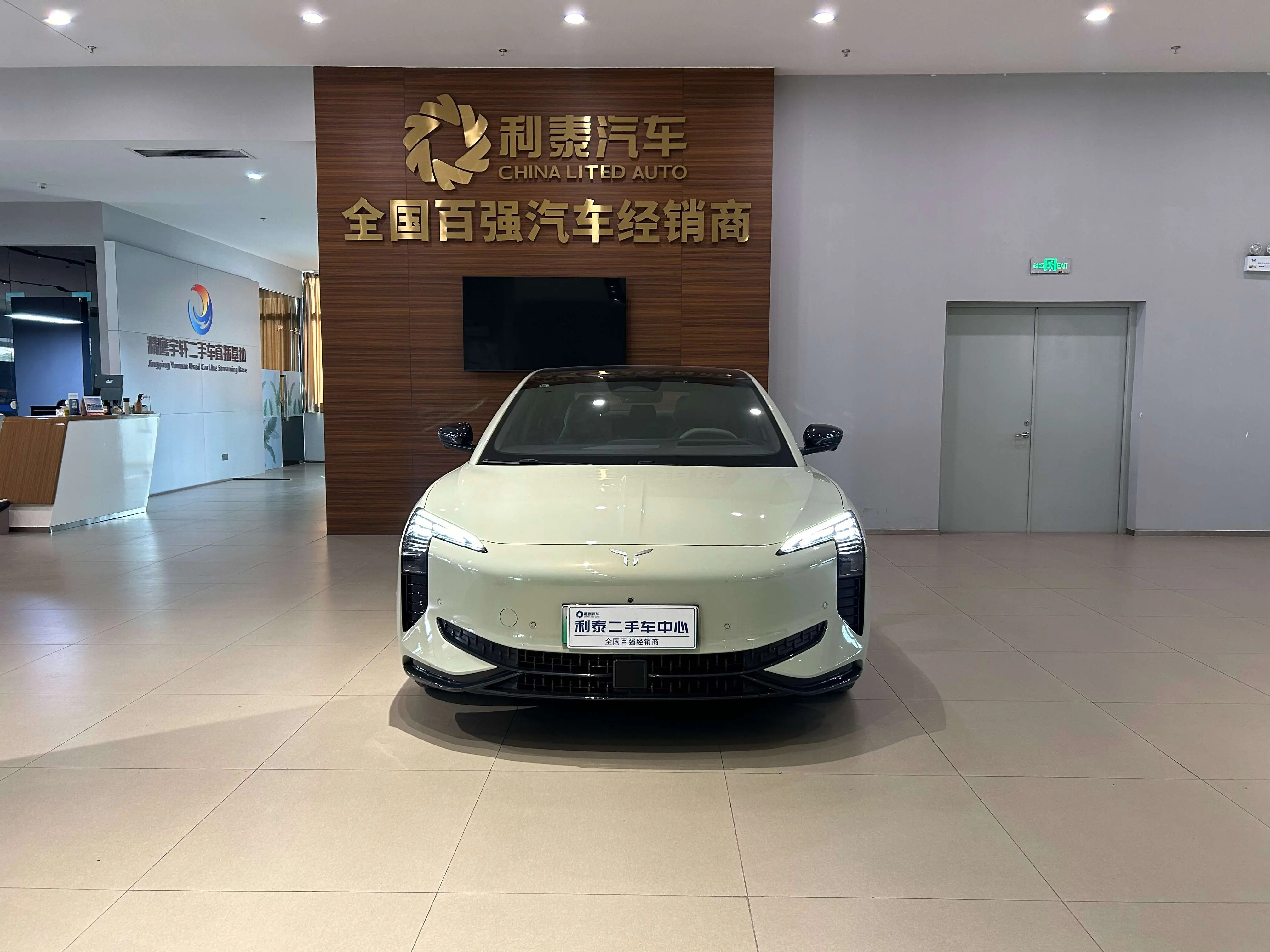 Hongqi EH7  из Китая