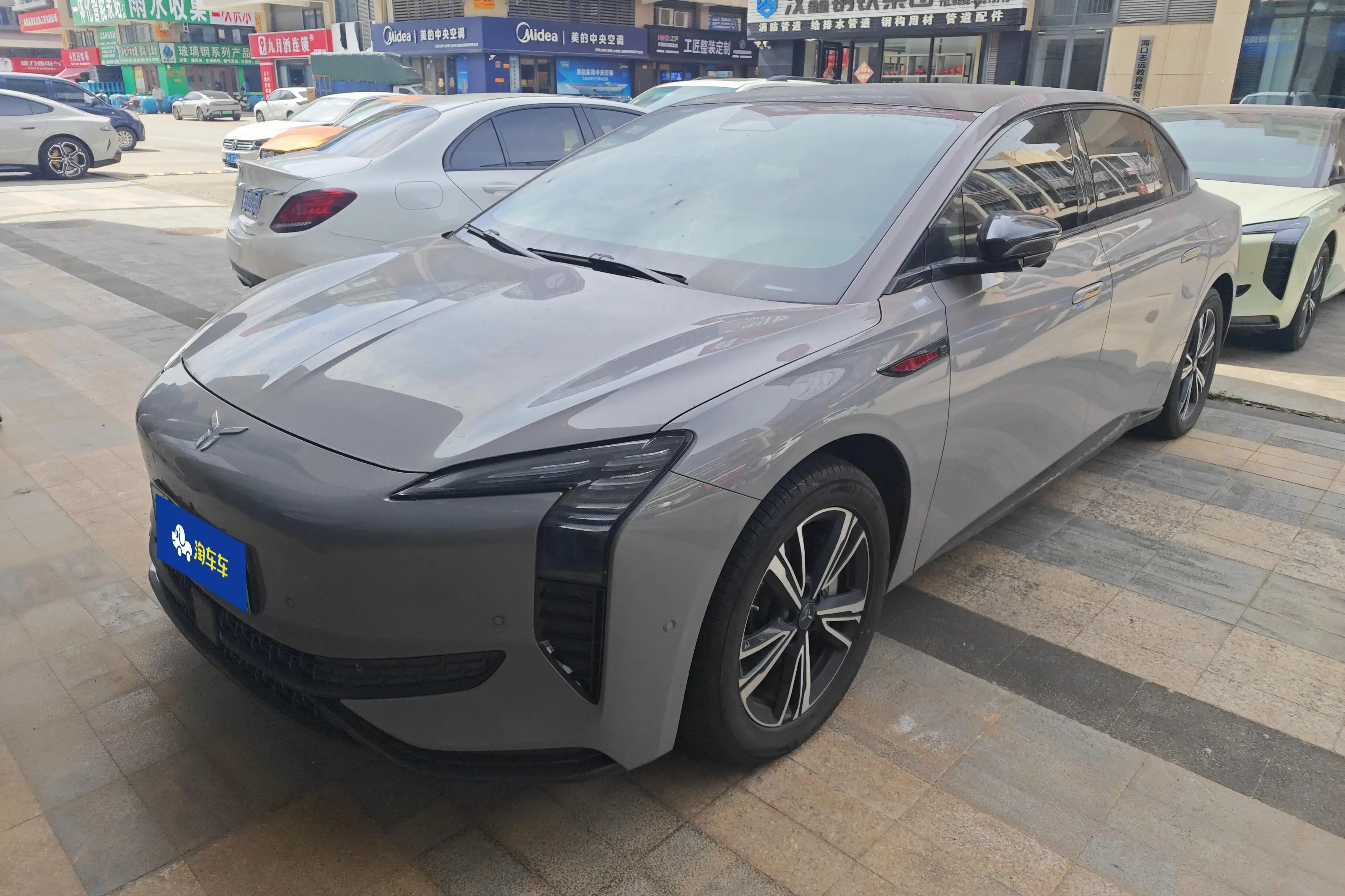 Hongqi EH7  из Китая