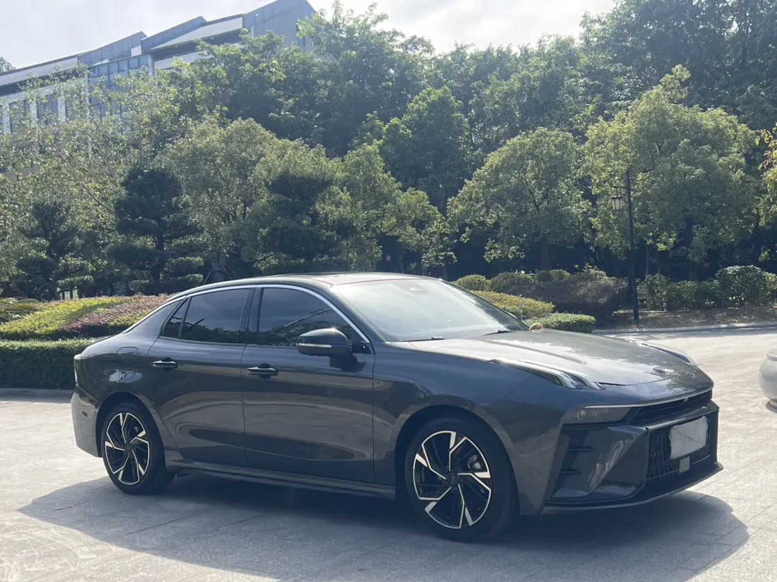 Lynk & Co 03