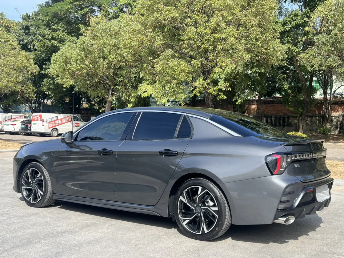 Lynk & Co 03