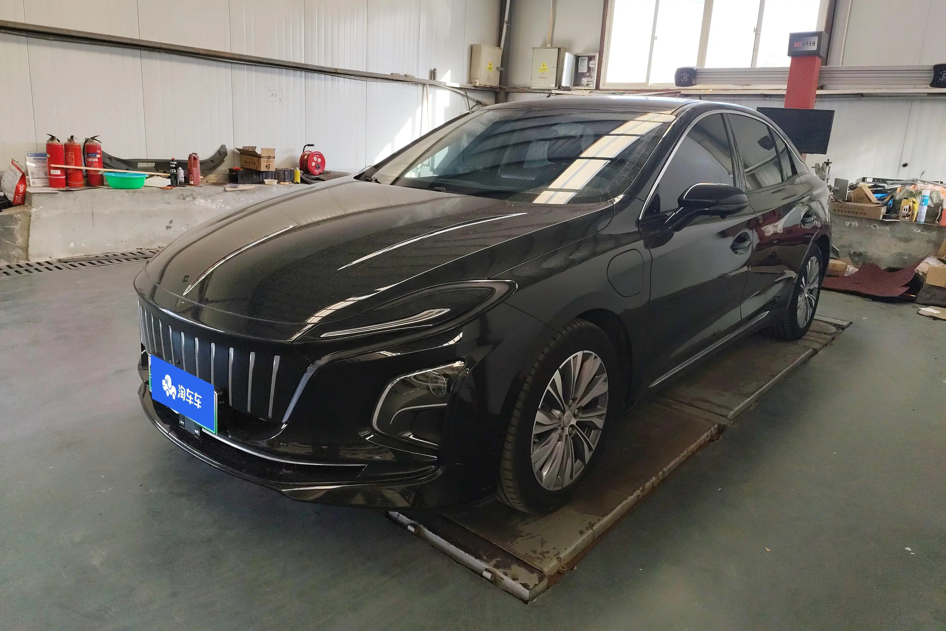 Hongqi E-QM5  из Китая