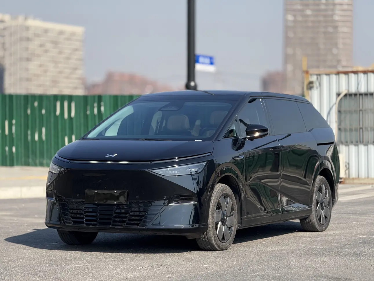 Xpeng X9  из Китая