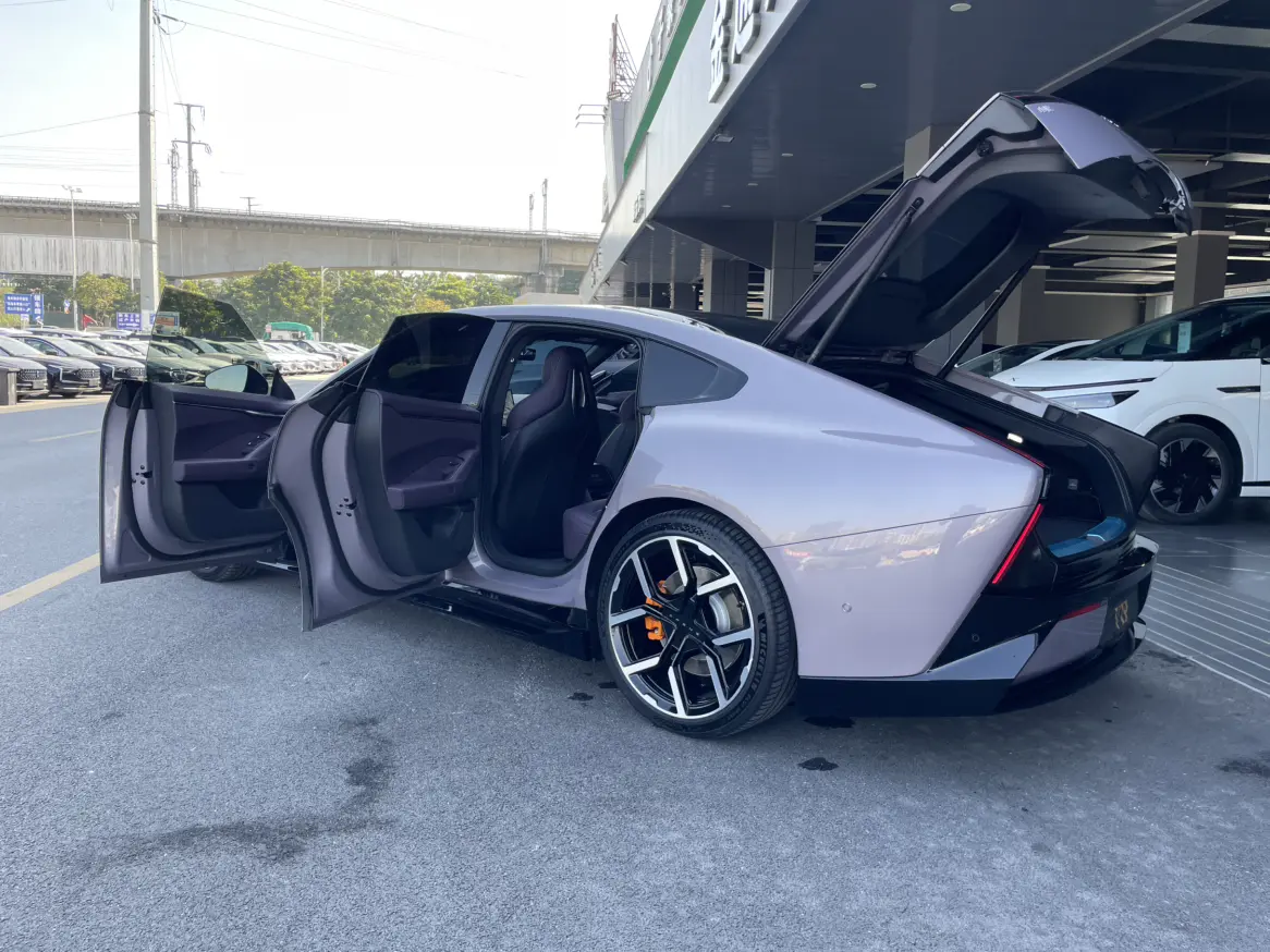 Xpeng P7  из Китая