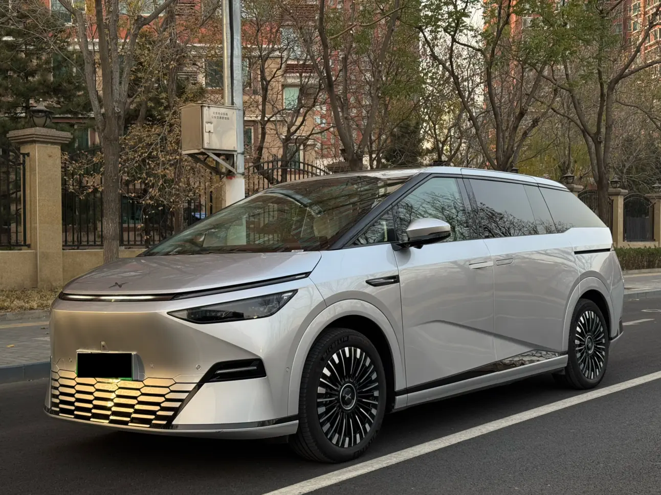 Xpeng X9  из Китая