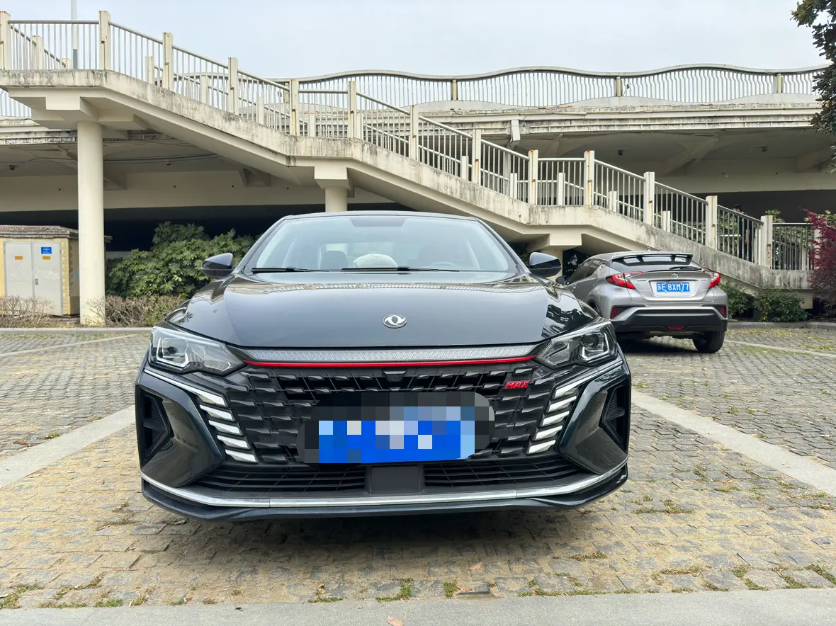 Dongfeng Yixuan MAX  из Китая