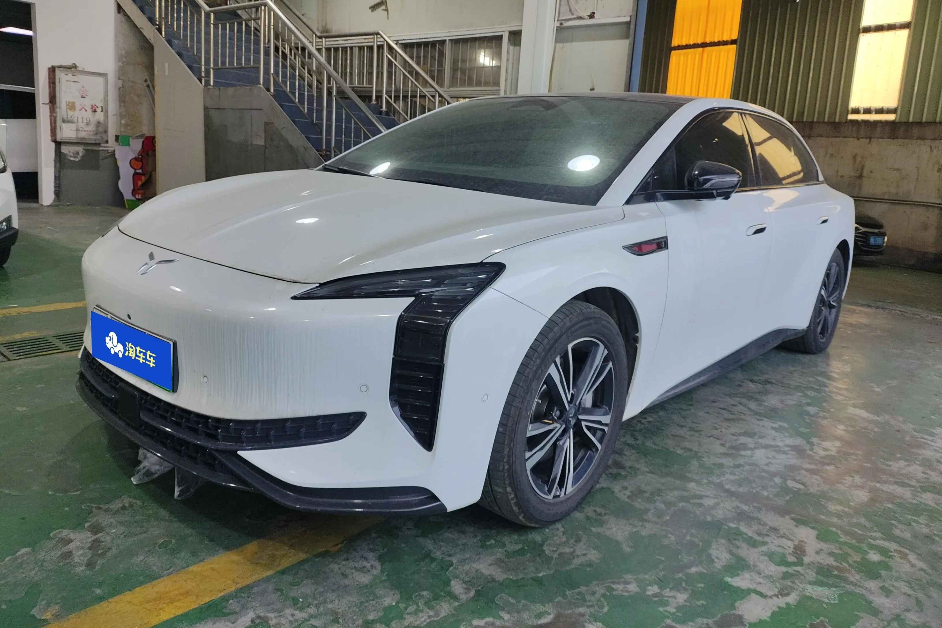 Hongqi EH7  из Китая