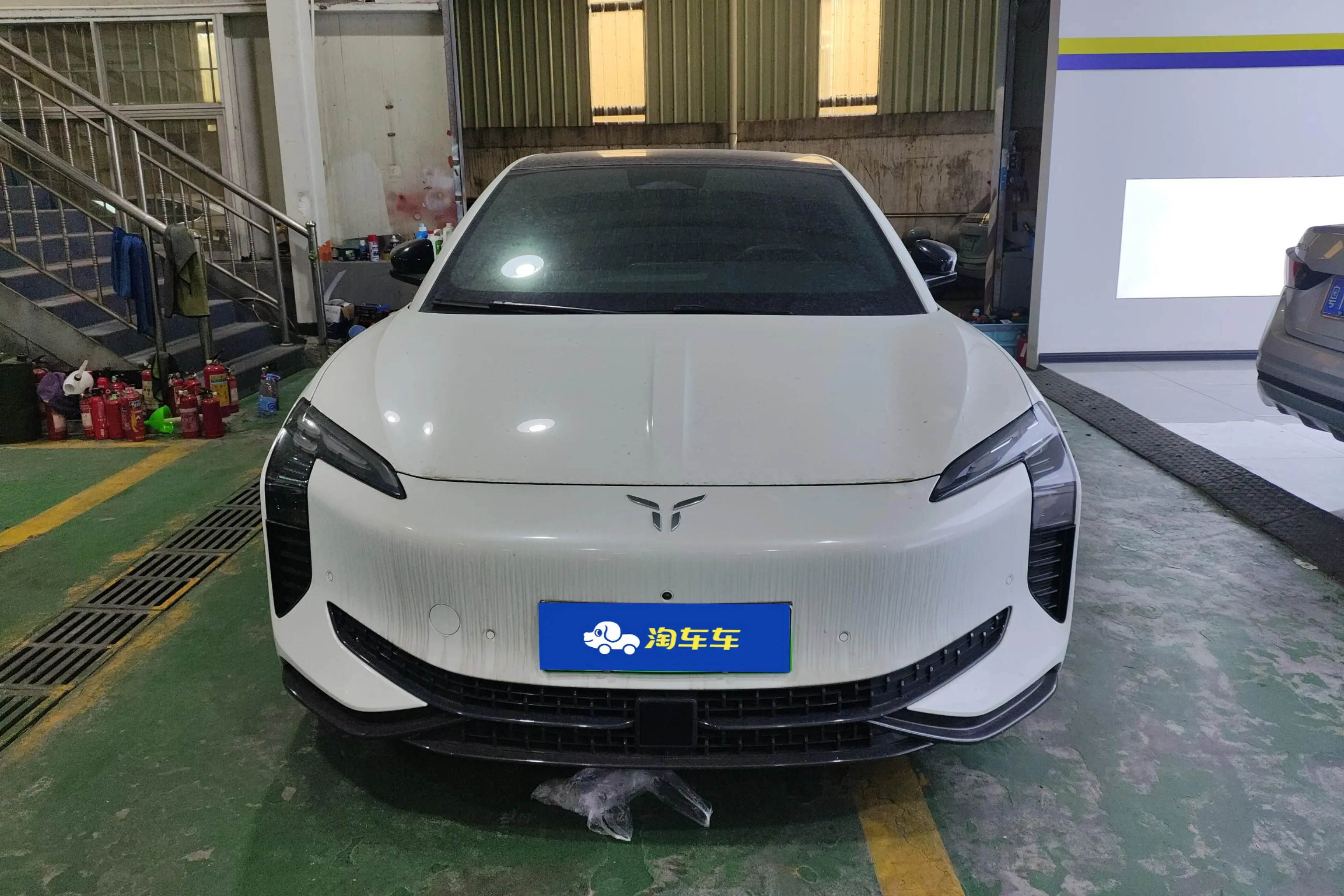 Hongqi EH7  из Китая