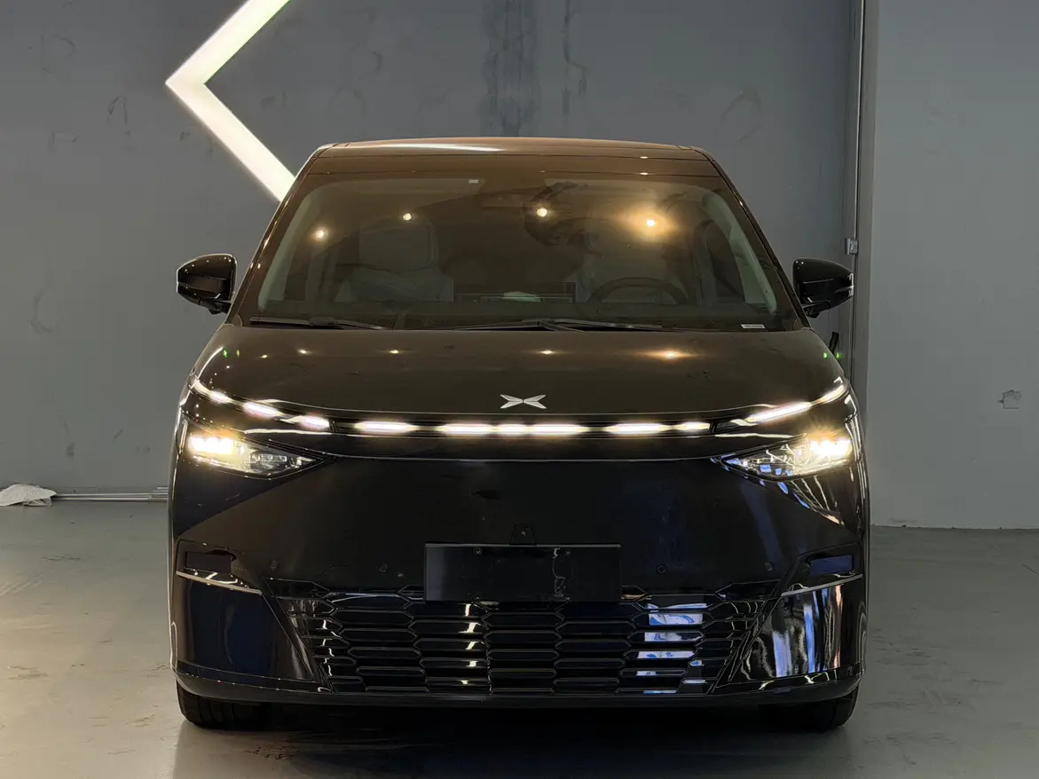 Xpeng X9  из Китая