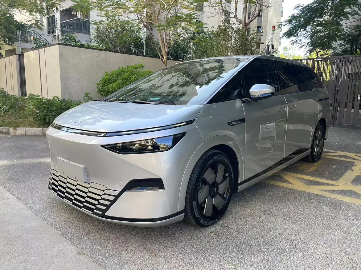 Xpeng X9  из Китая