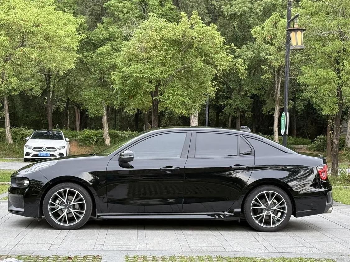 Lynk & Co 03