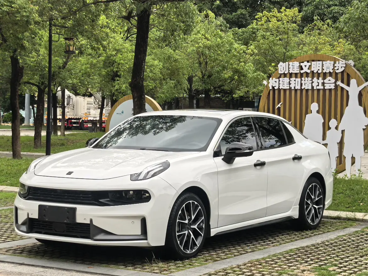 Lynk & Co 03