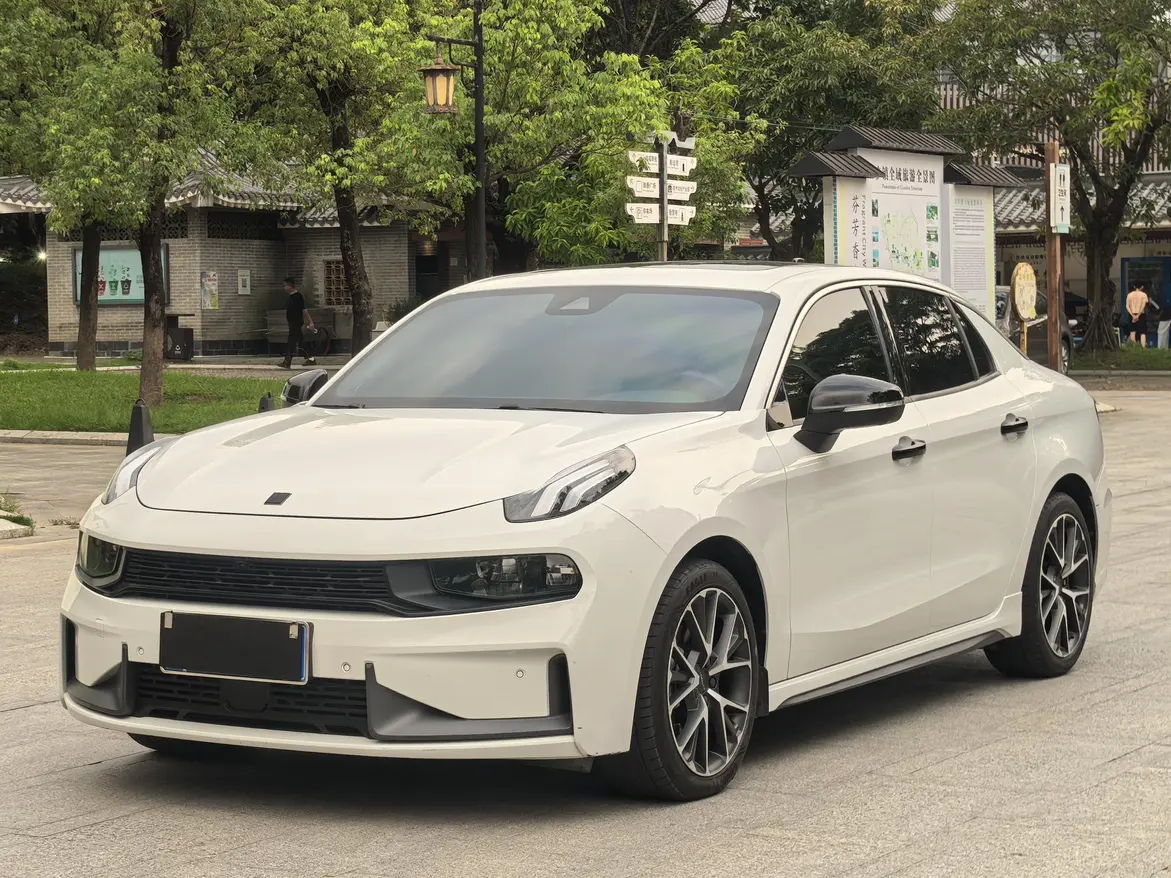 Lynk & Co 03