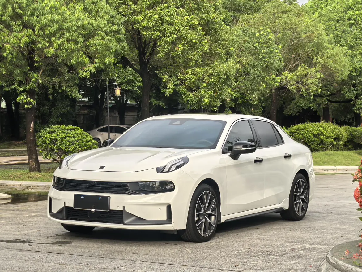 Lynk & Co 03