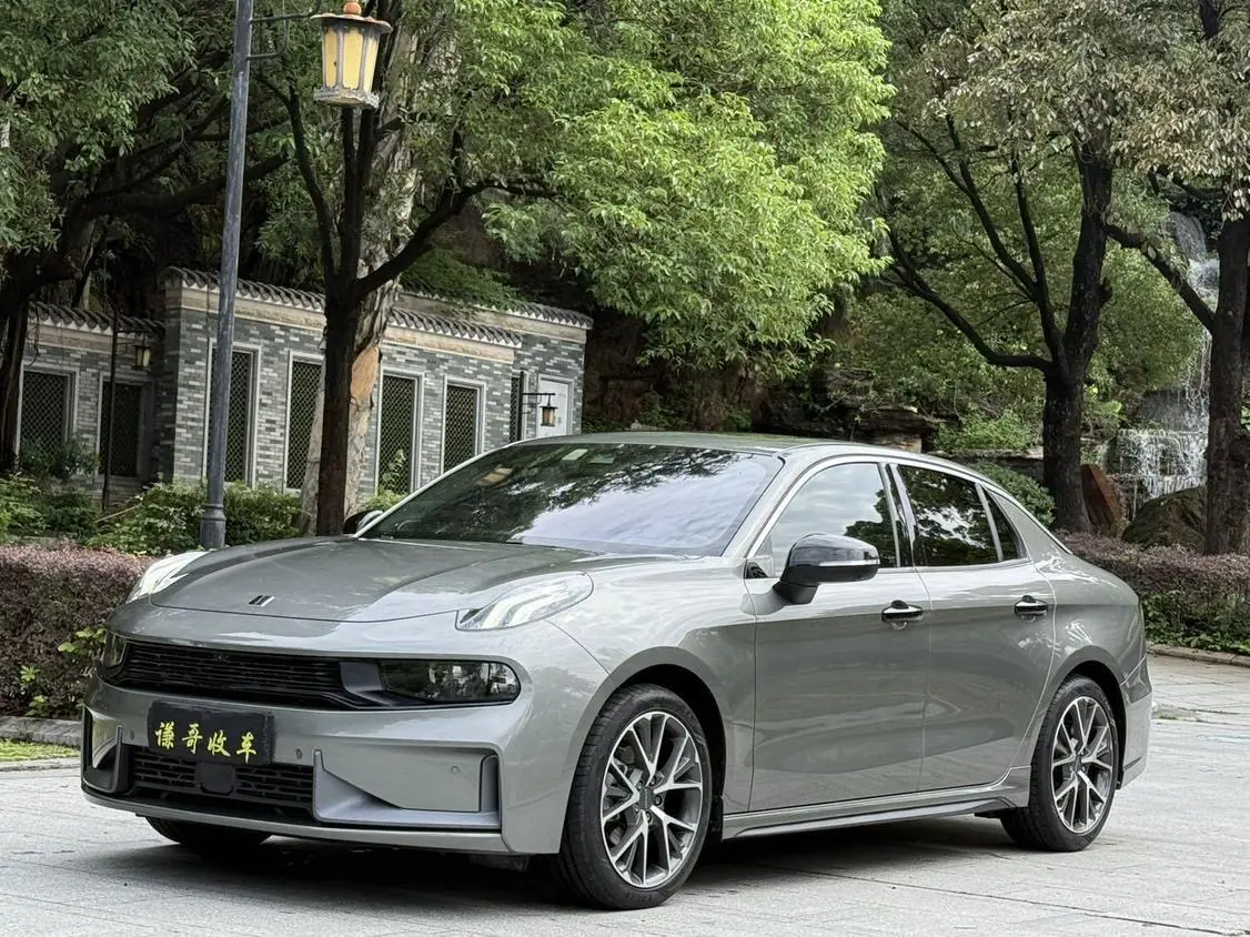 Lynk & Co 03