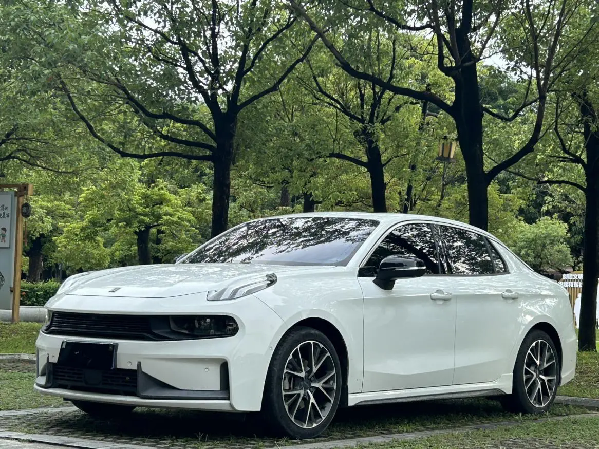 Lynk & Co 03