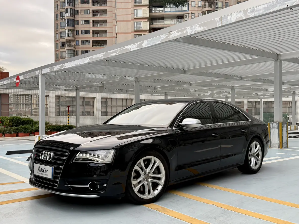 Audi S8  из Китая