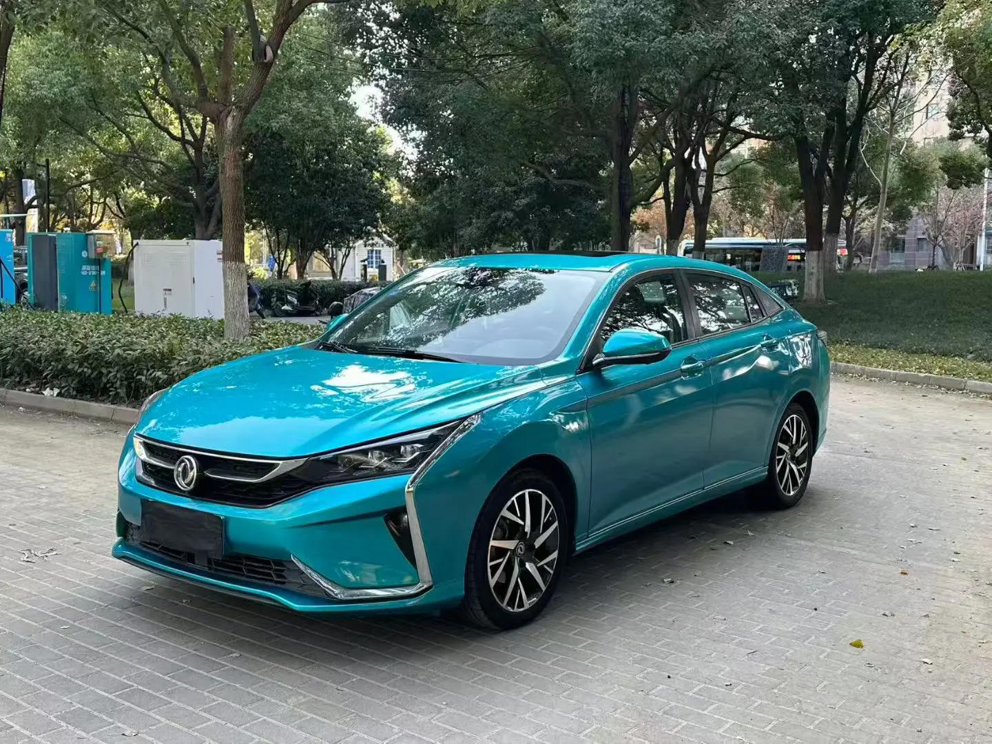 Dongfeng Yixuan  из Китая