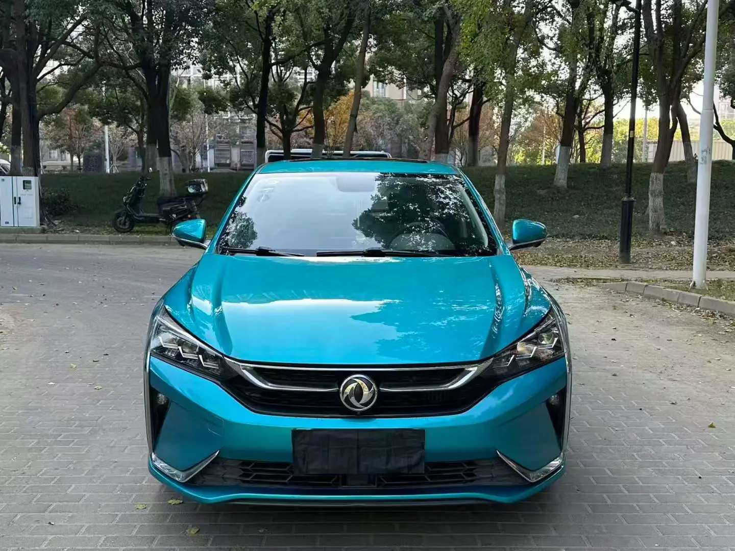 Dongfeng Yixuan  из Китая