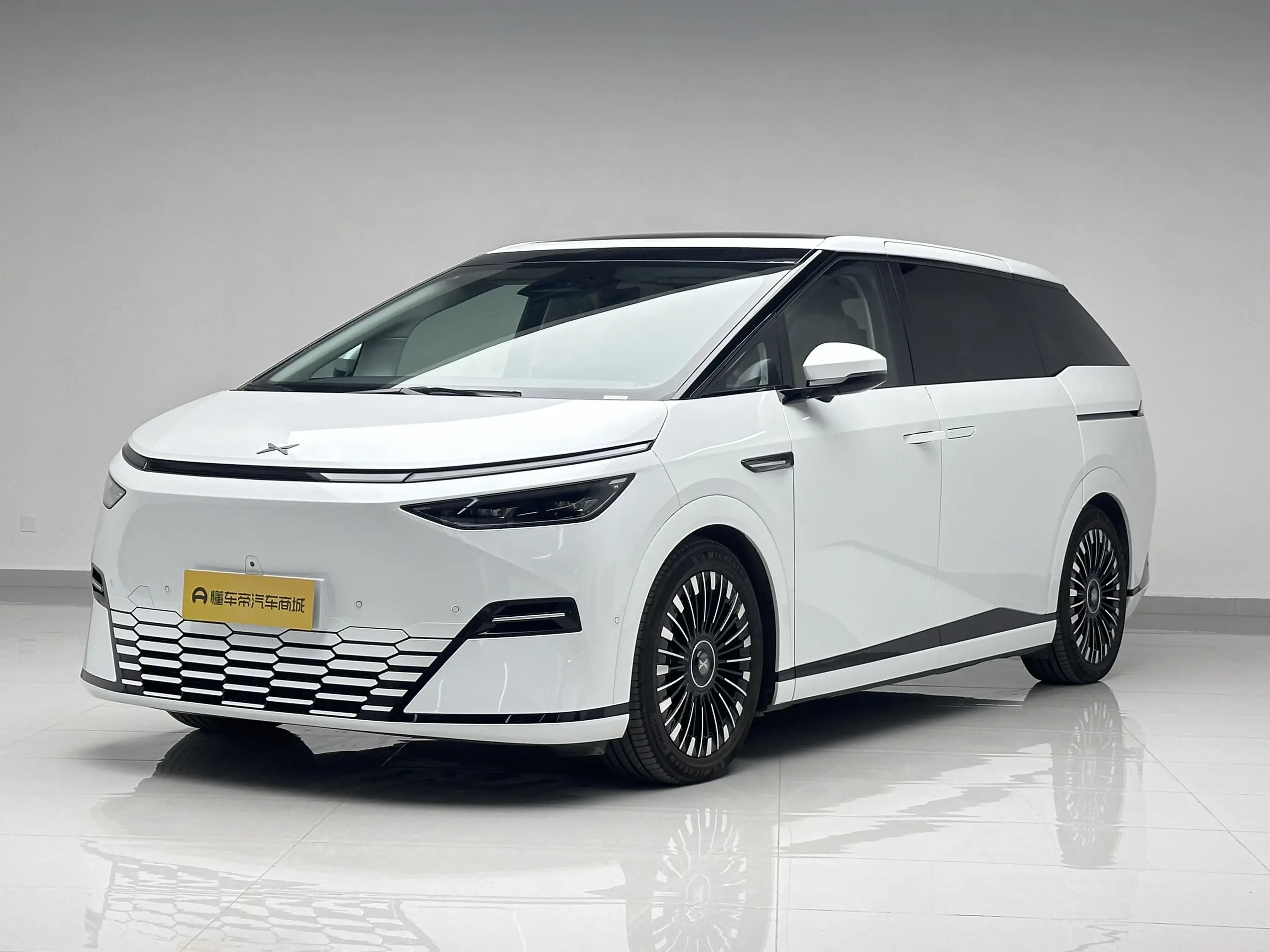 Xpeng X9  из Китая