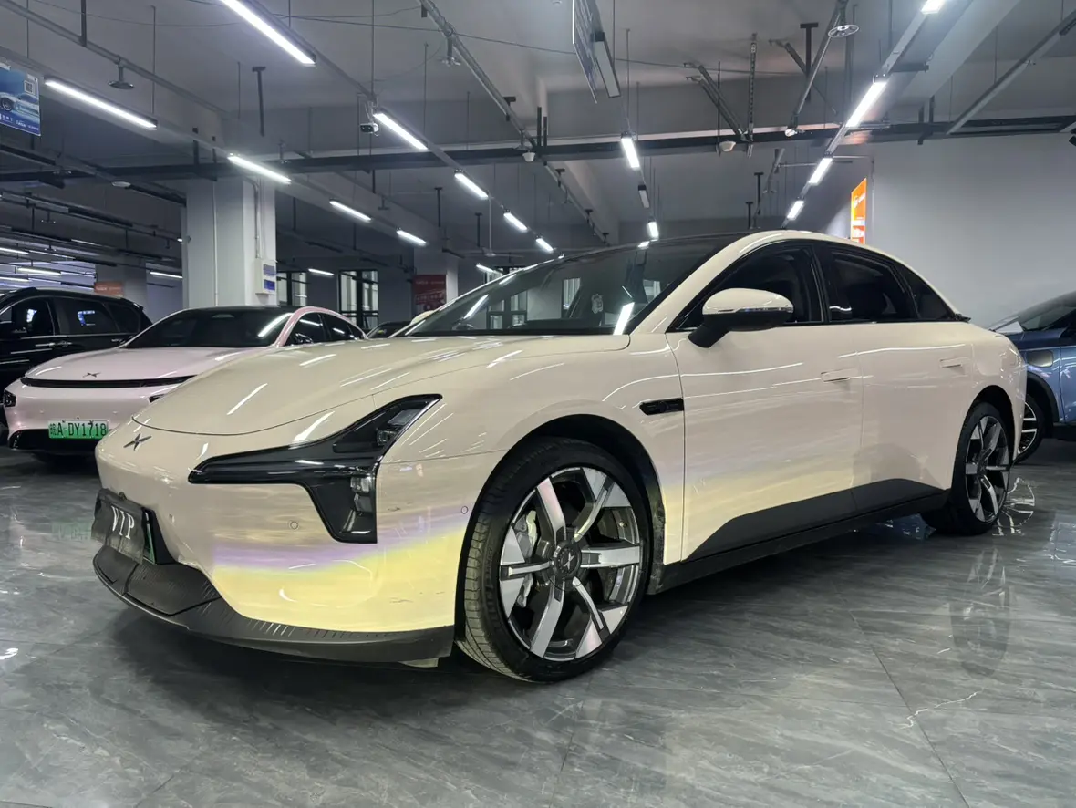 Xpeng Xiaopeng MONA M03  из Китая