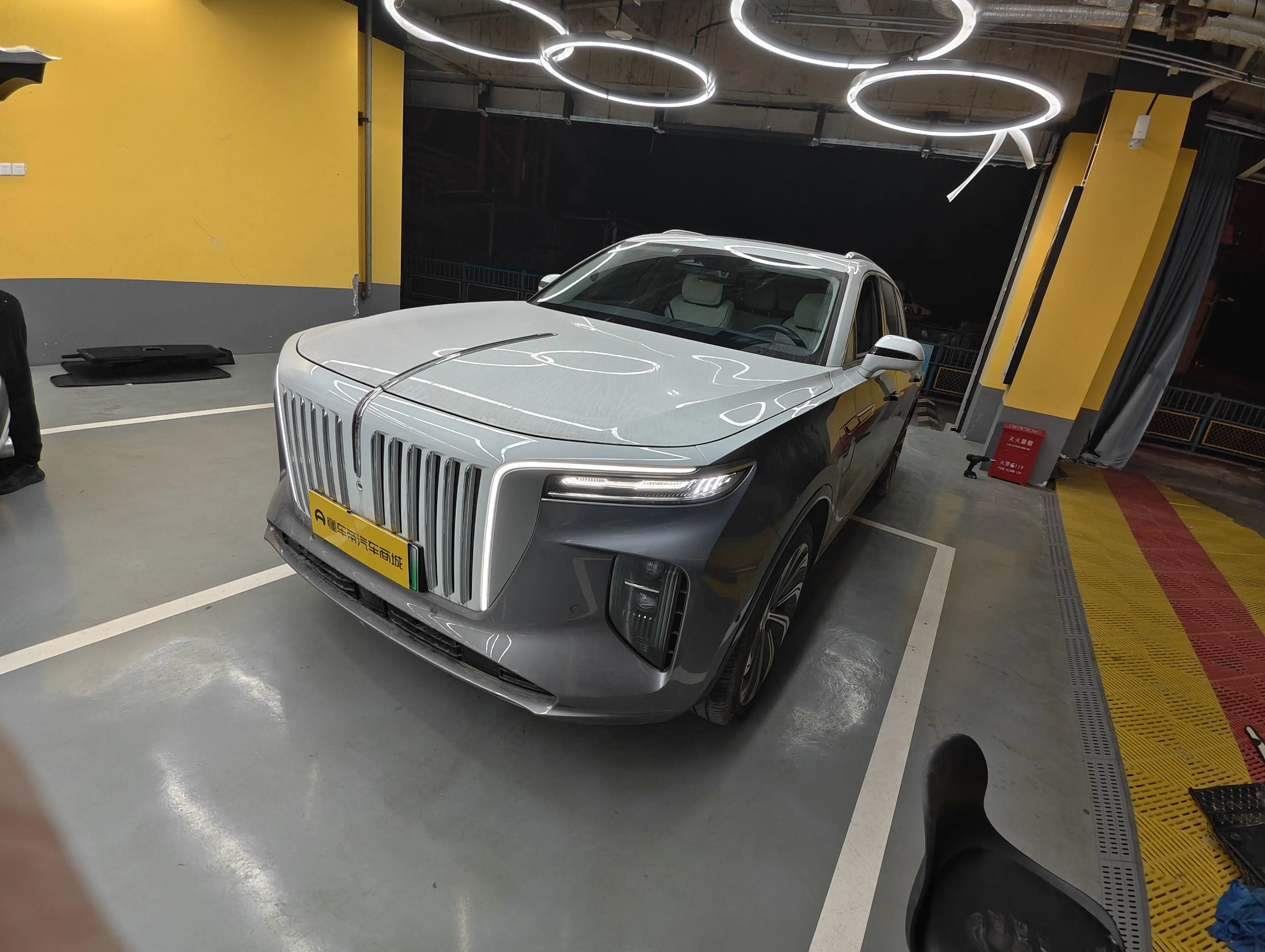 Hongqi E-HS9  из Китая