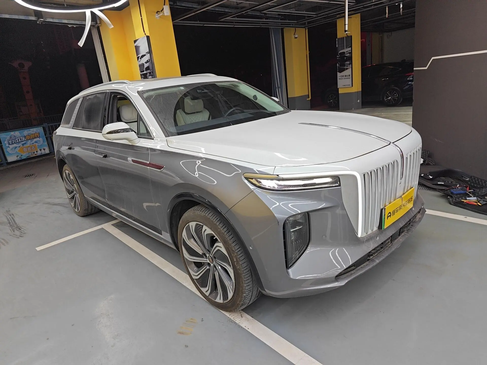 Hongqi E-HS9  из Китая