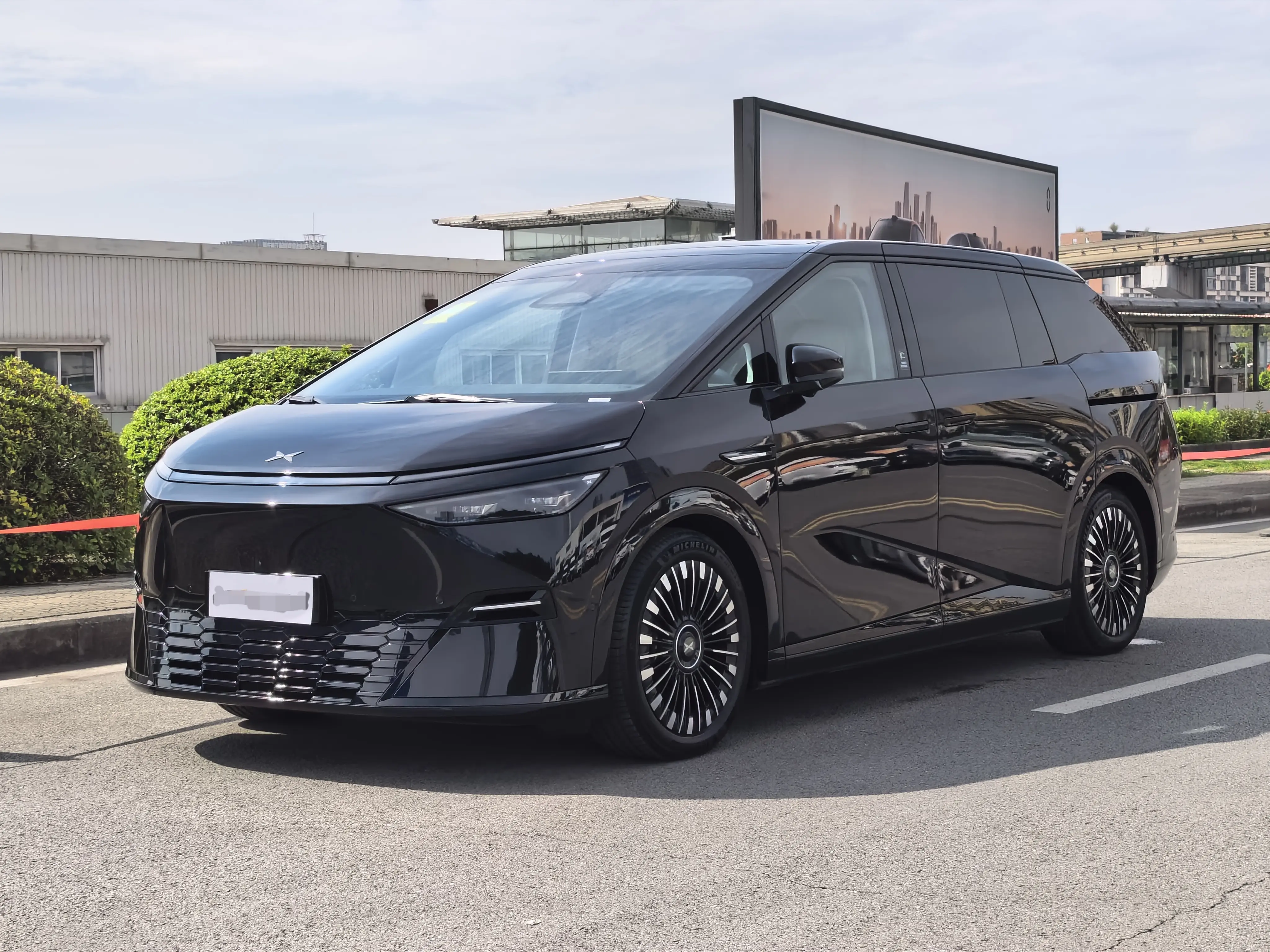 Xpeng X9  из Китая