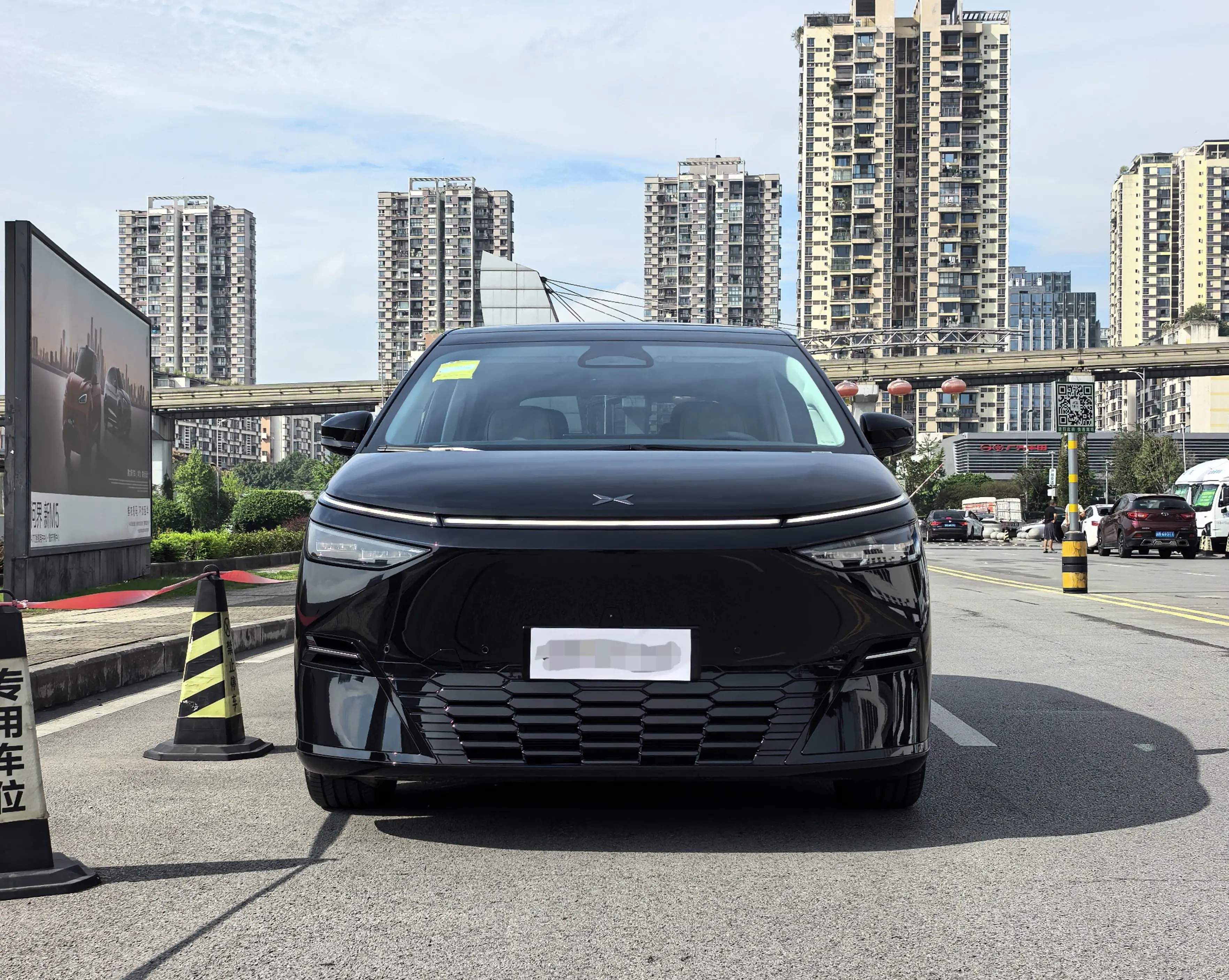 Xpeng X9  из Китая