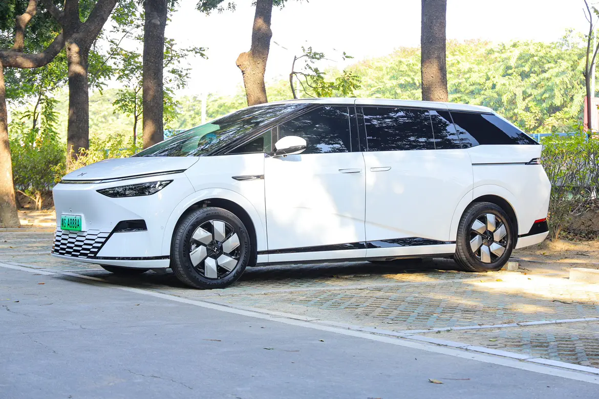 Xpeng X9  из Китая