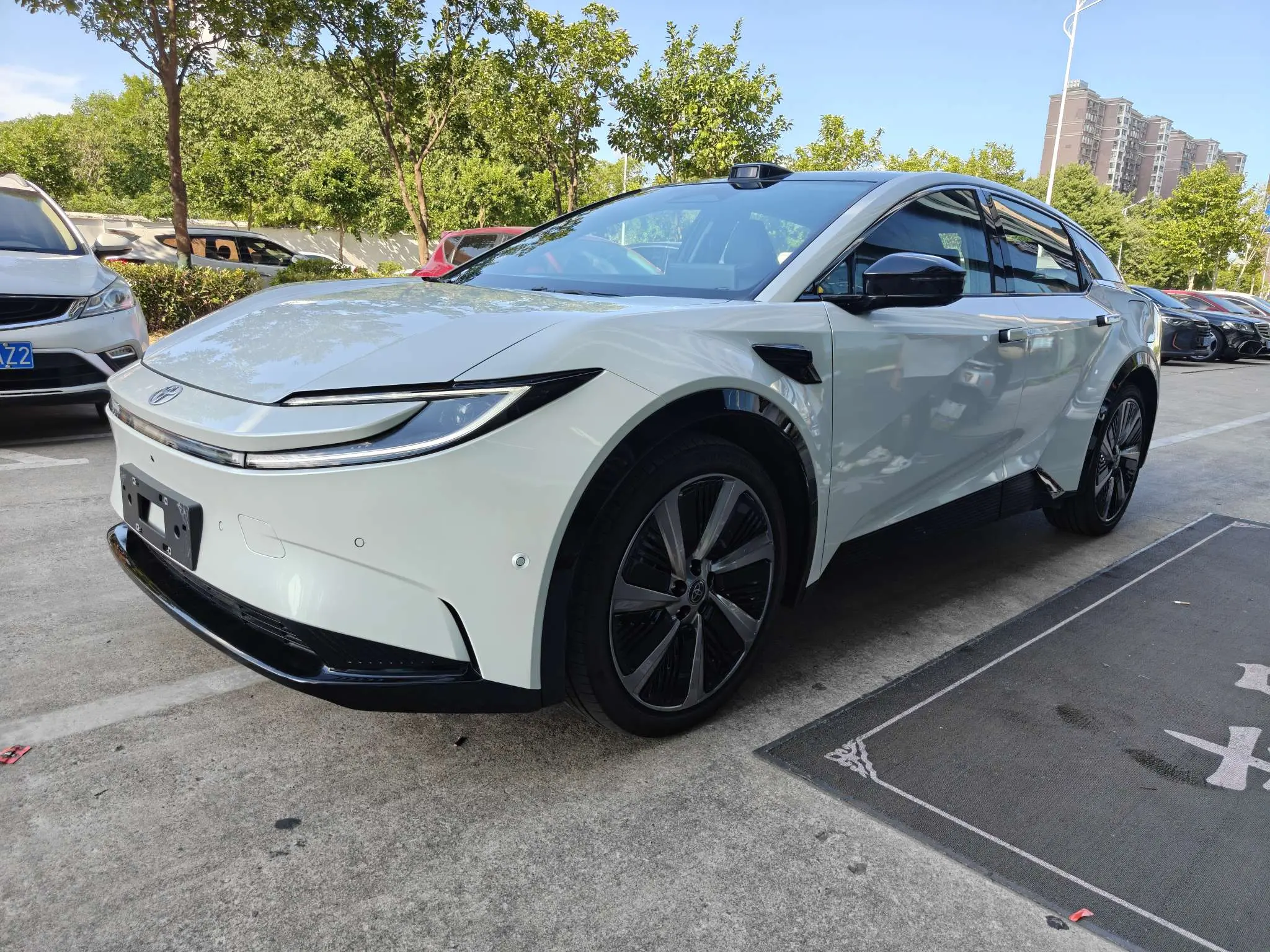 Toyota bZ5  из Китая