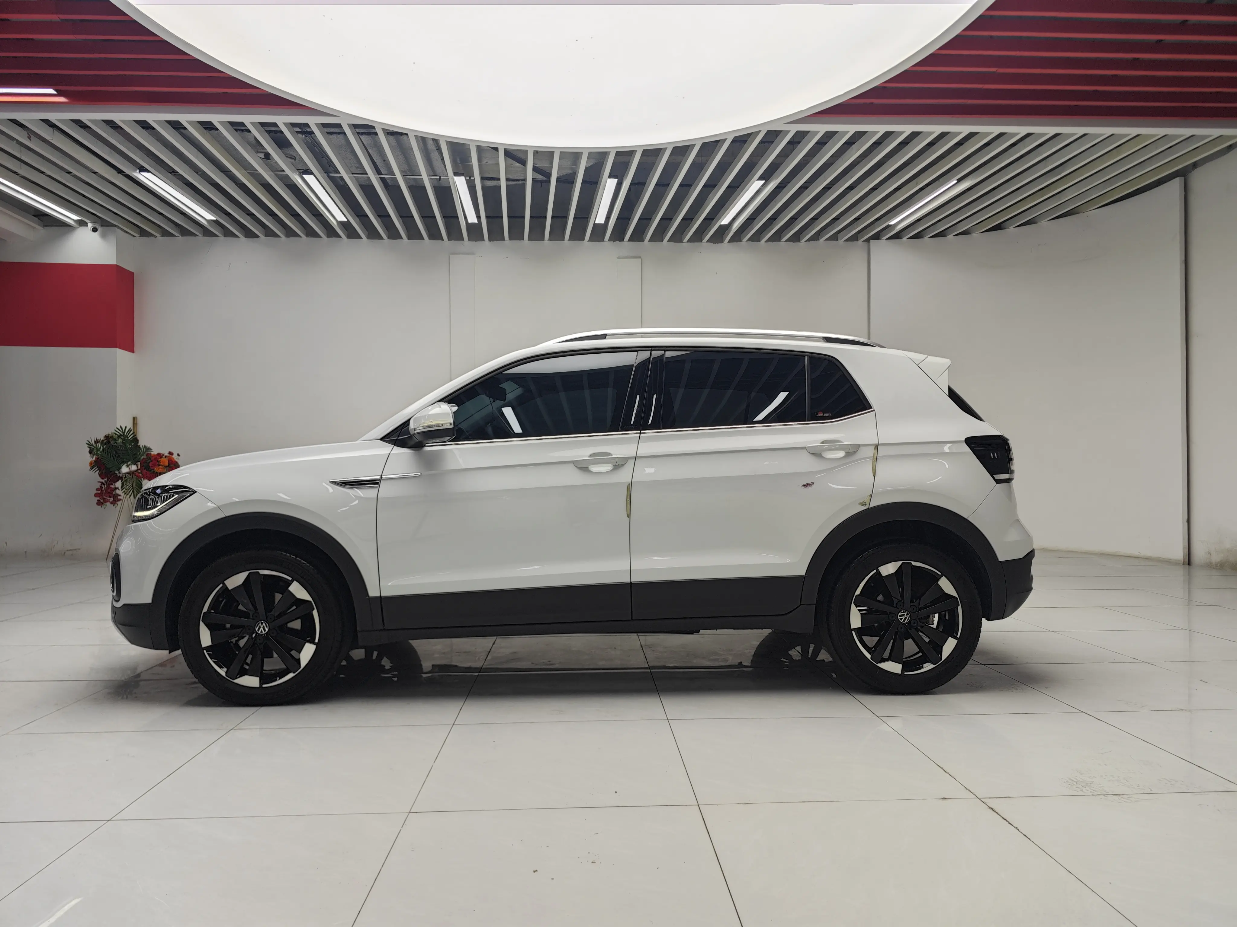 Volkswagen Explore the shadows  из Китая