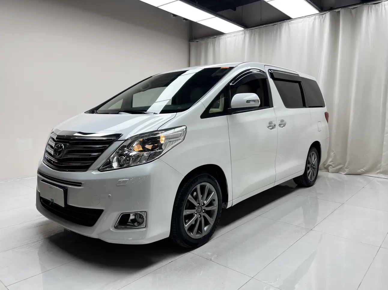 Toyota Alphard (Elfa)  из Китая