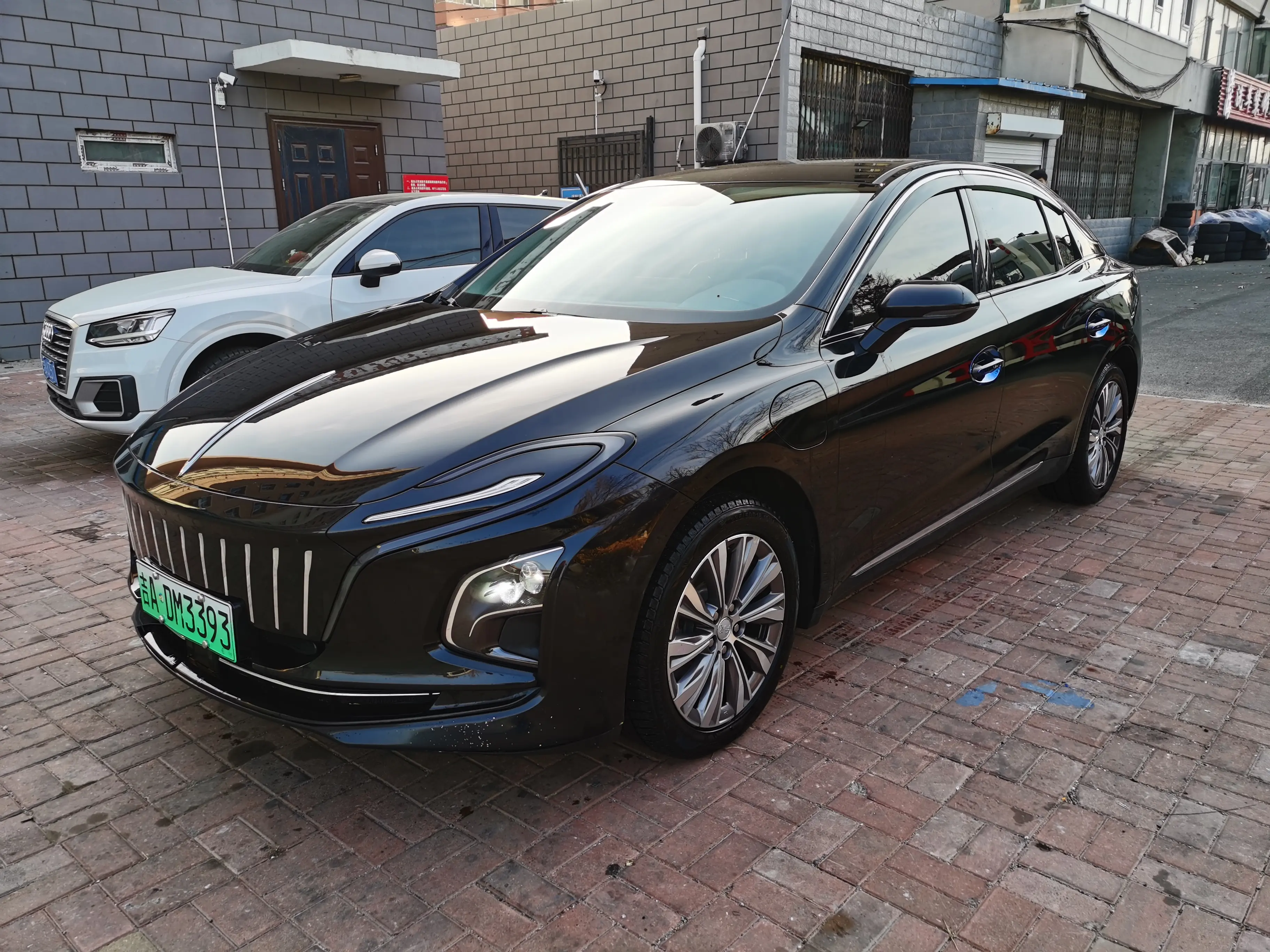 Hongqi E-QM5  из Китая
