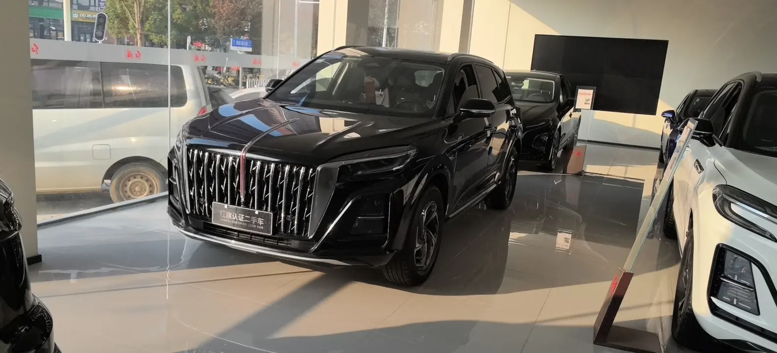 Hongqi HS3  из Китая