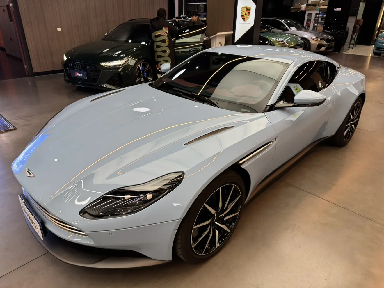 Aston Martin DB11  из Китая