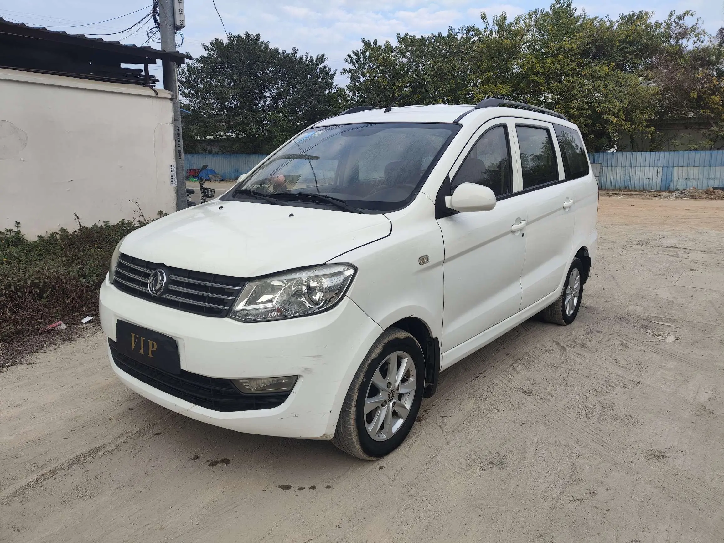 Dongfeng Fengon 330  из Китая
