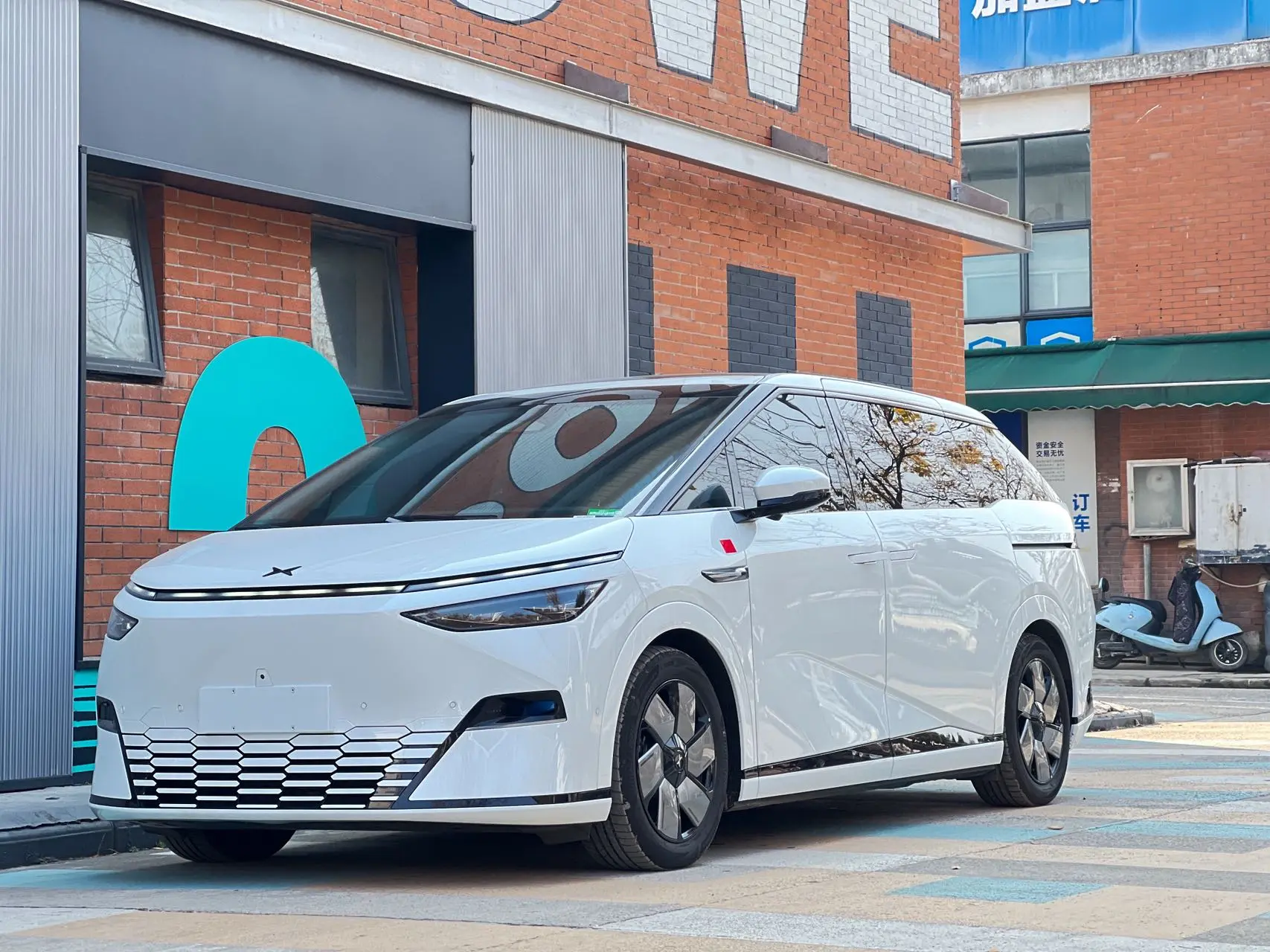 Xpeng X9  из Китая