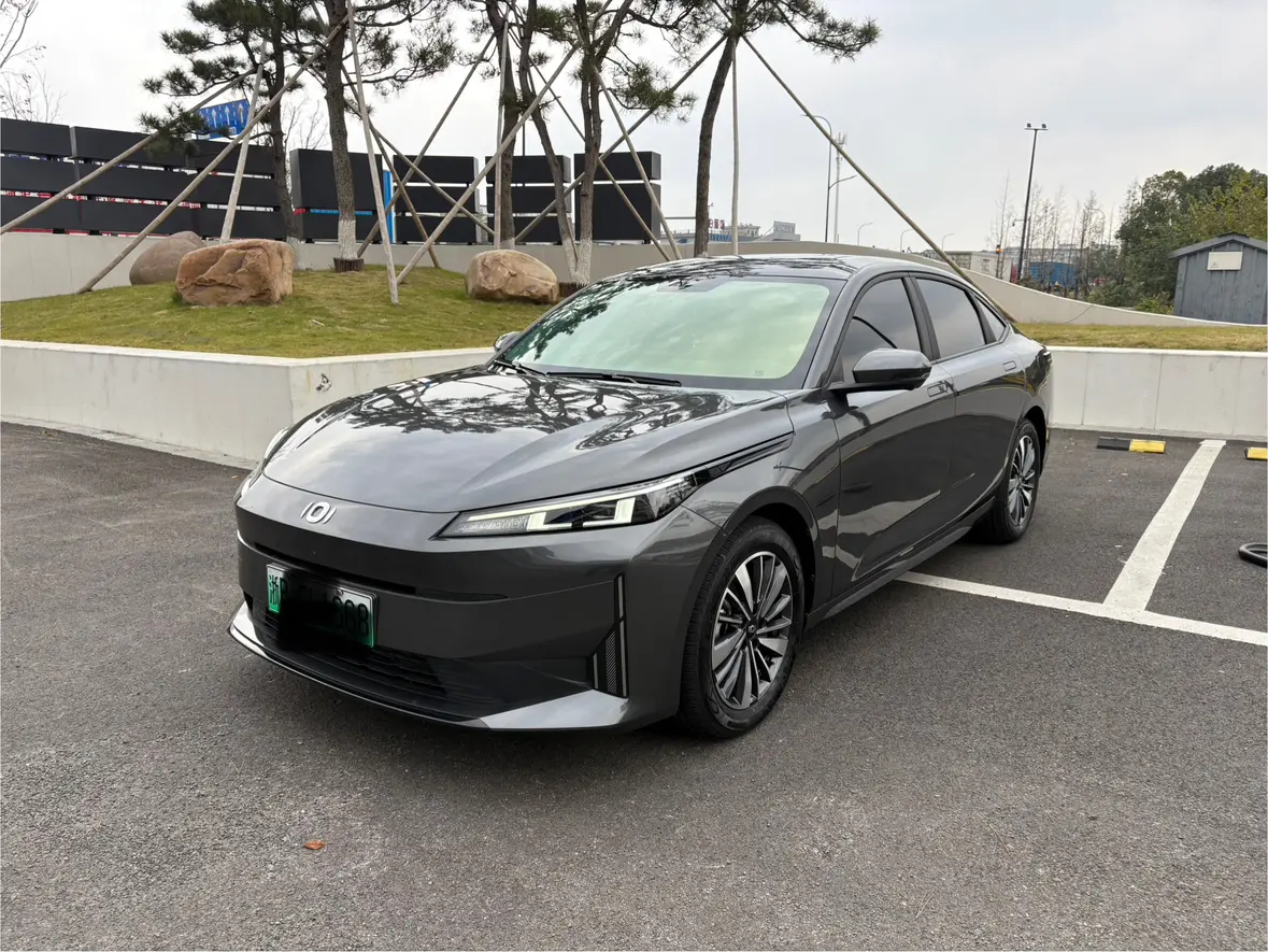 Changan Qiyuan A05  из Китая