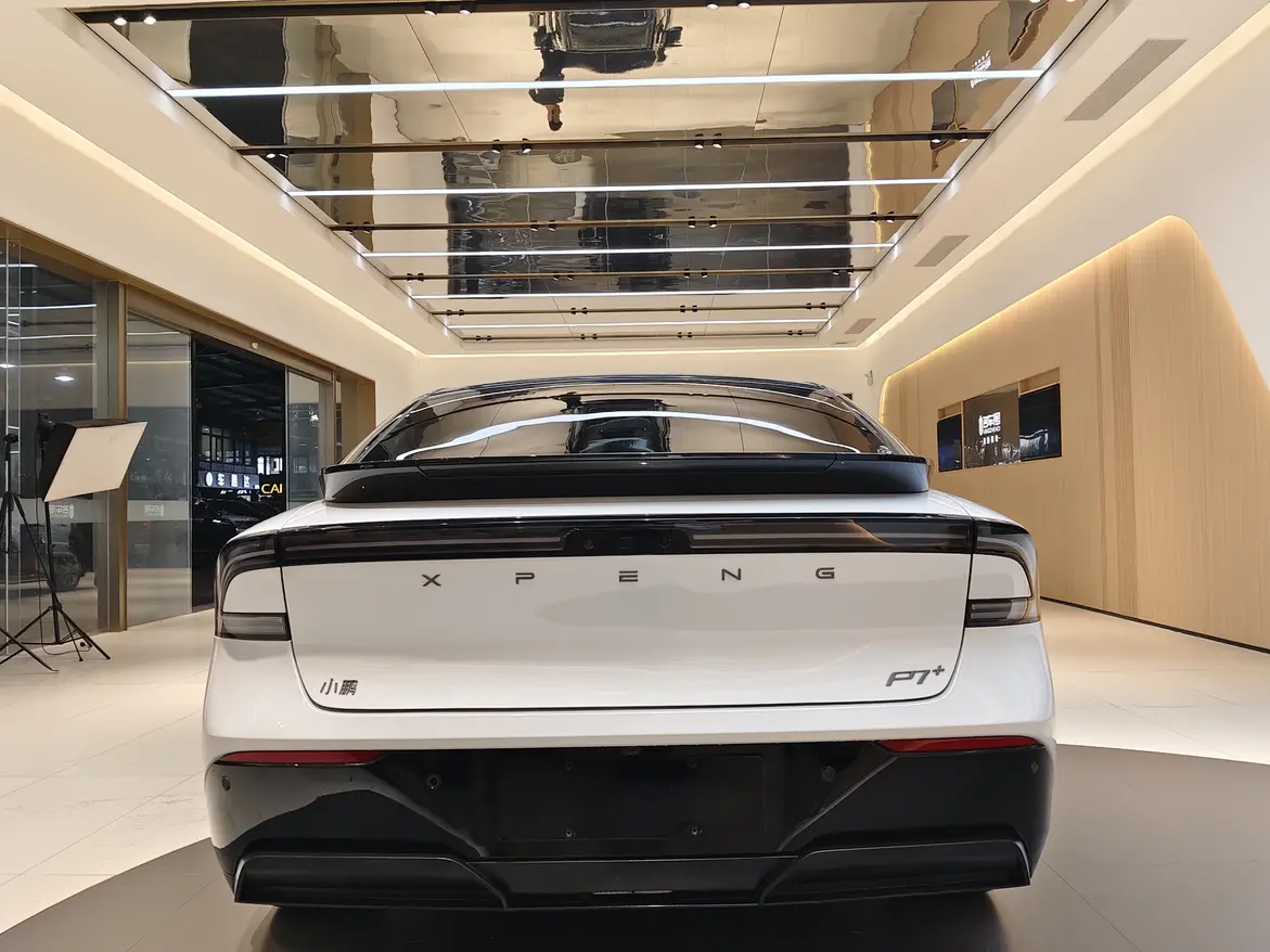 Xpeng P7+  из Китая