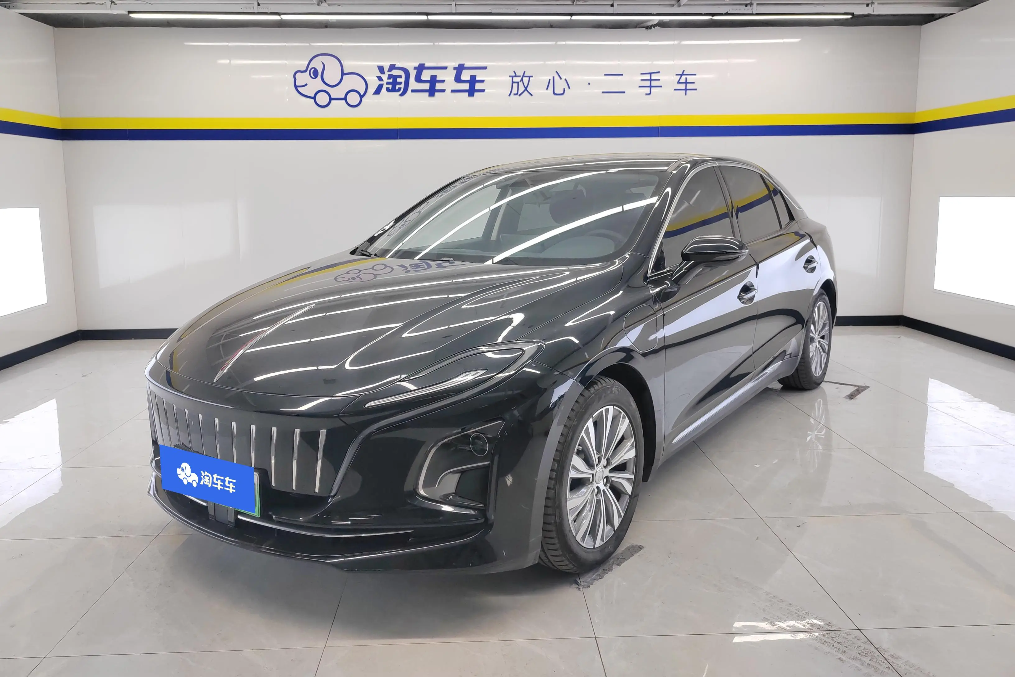 Hongqi E-QM5  из Китая