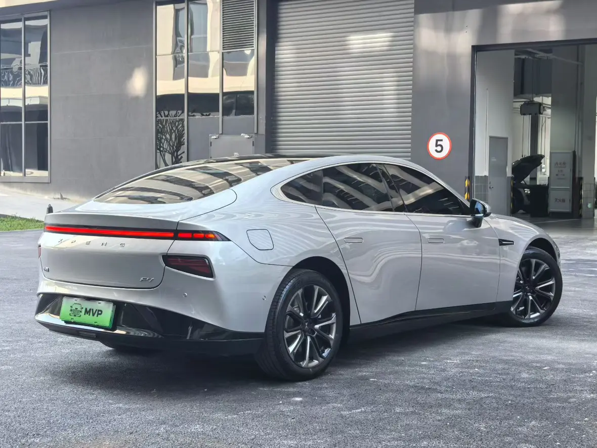 Xpeng P7  из Китая