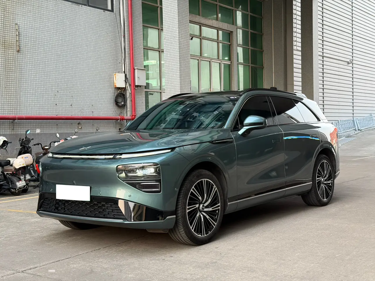 Xpeng G9  из Китая