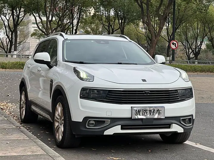 Lynk & Co 01  из Китая