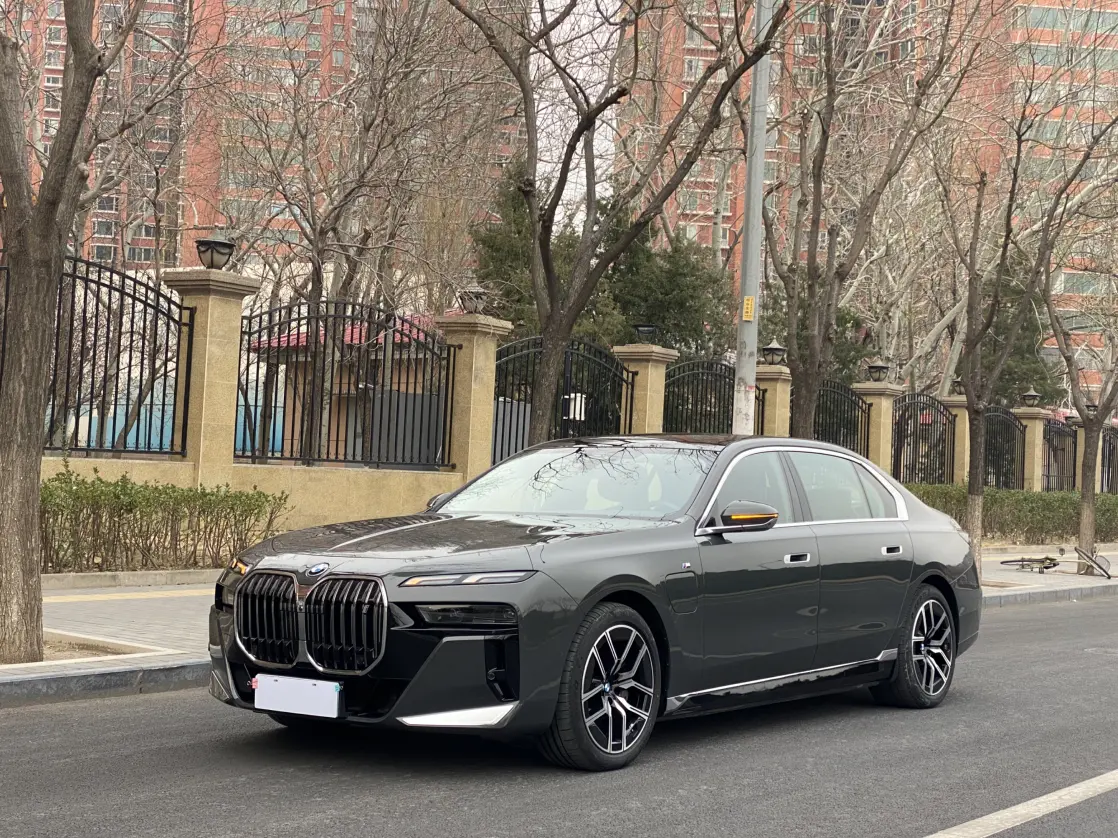 BMW i7  из Китая